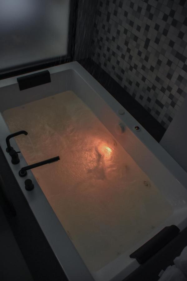 Dislocati Bnb - Jacuzzi Privata - Cucina - Tv60" - Minimal Luxury ماريليانو المظهر الخارجي الصورة