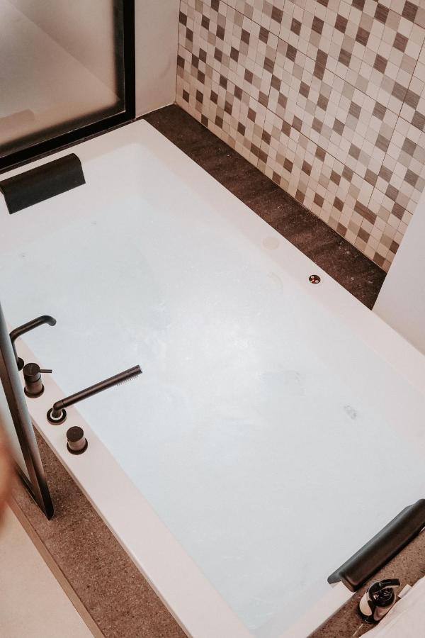 Dislocati Bnb - Jacuzzi Privata - Cucina - Tv60" - Minimal Luxury ماريليانو المظهر الخارجي الصورة