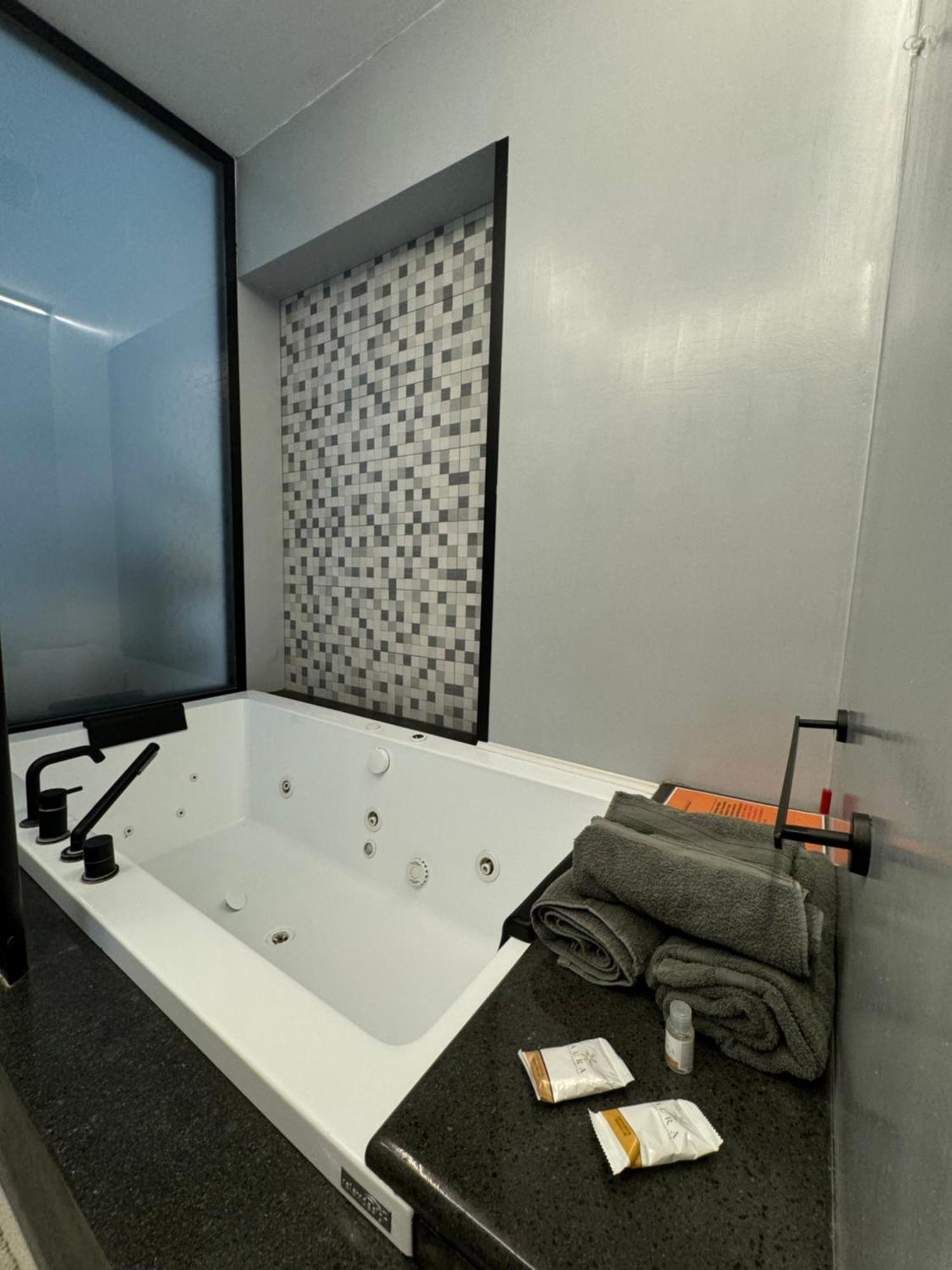 Dislocati Bnb - Jacuzzi Privata - Cucina - Tv60" - Minimal Luxury ماريليانو المظهر الخارجي الصورة