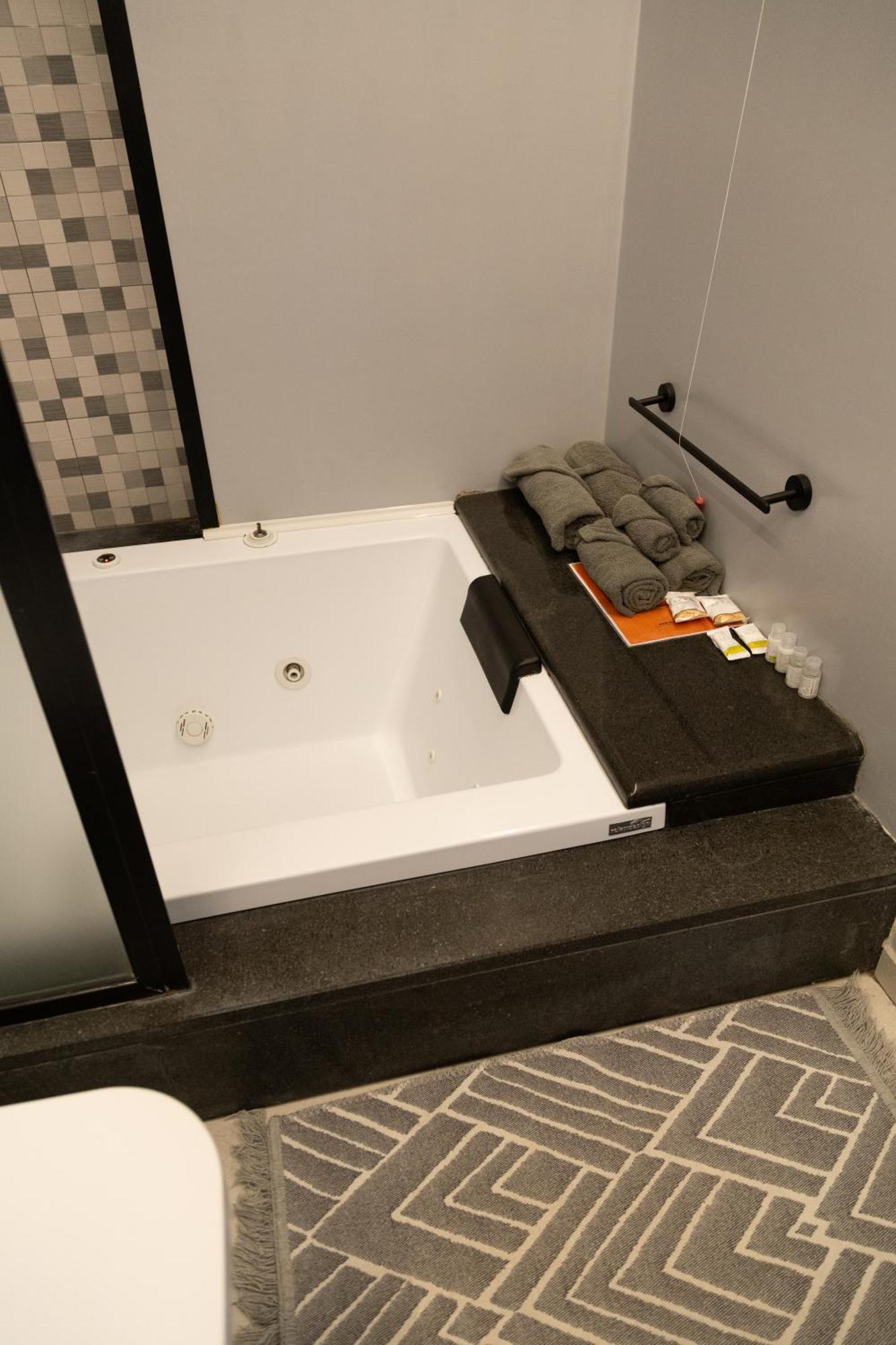 Dislocati Bnb - Jacuzzi Privata - Cucina - Tv60" - Minimal Luxury ماريليانو المظهر الخارجي الصورة